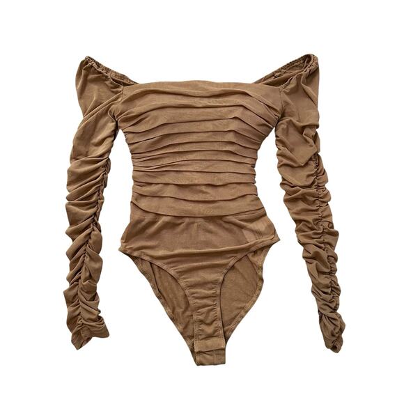Princess Polly Delaney tan ruched mesh off-the-shoulder long sleeve bodysuit 2 - Picture 1 of 8